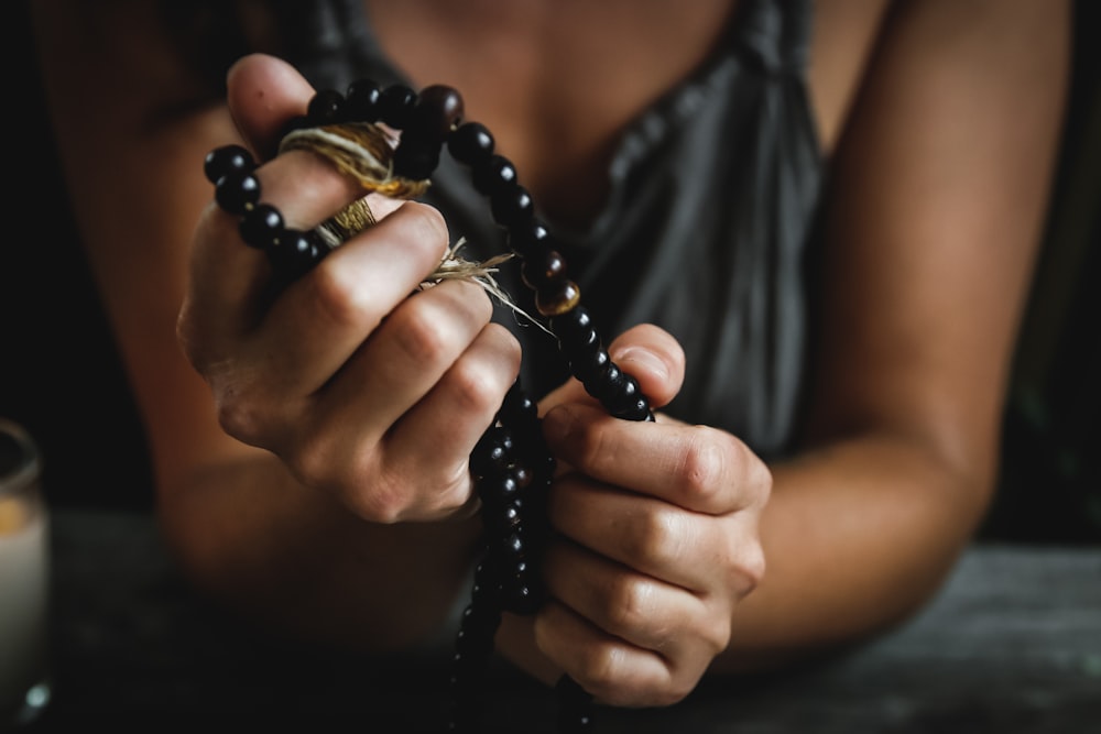 femme tenant des perles de prière