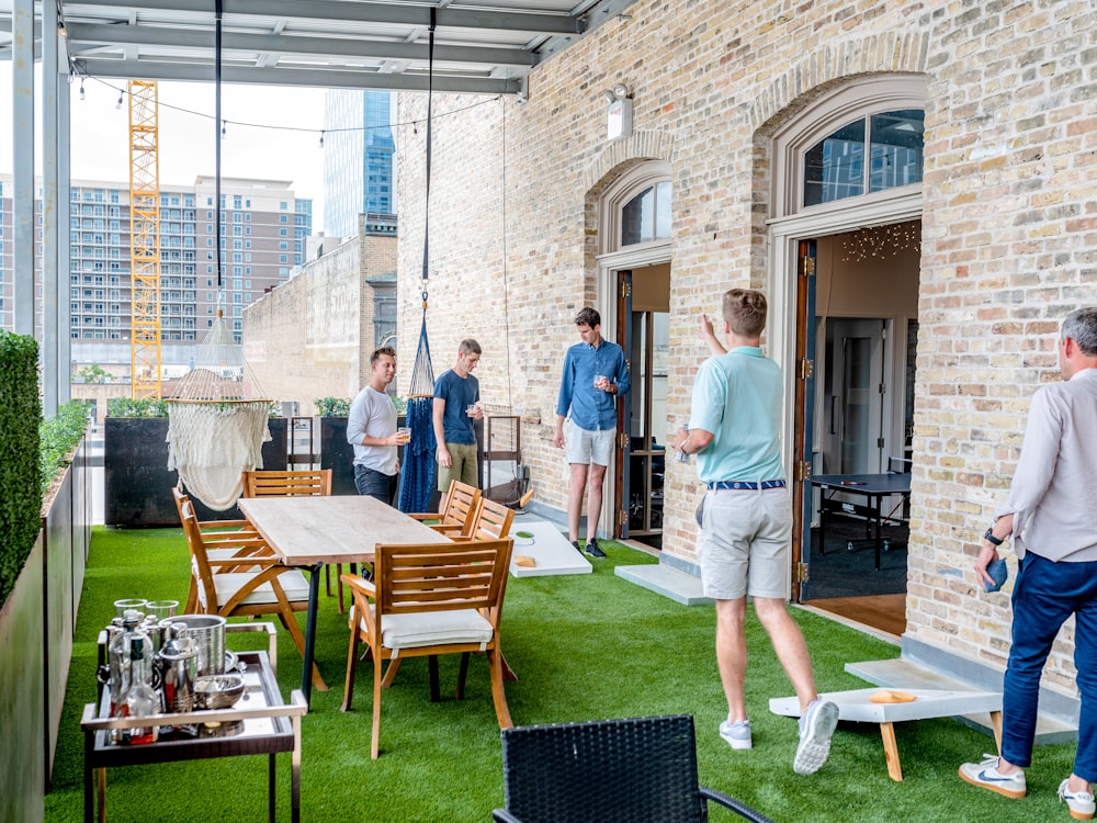 Männer, die Cornhole-Bretter spielen