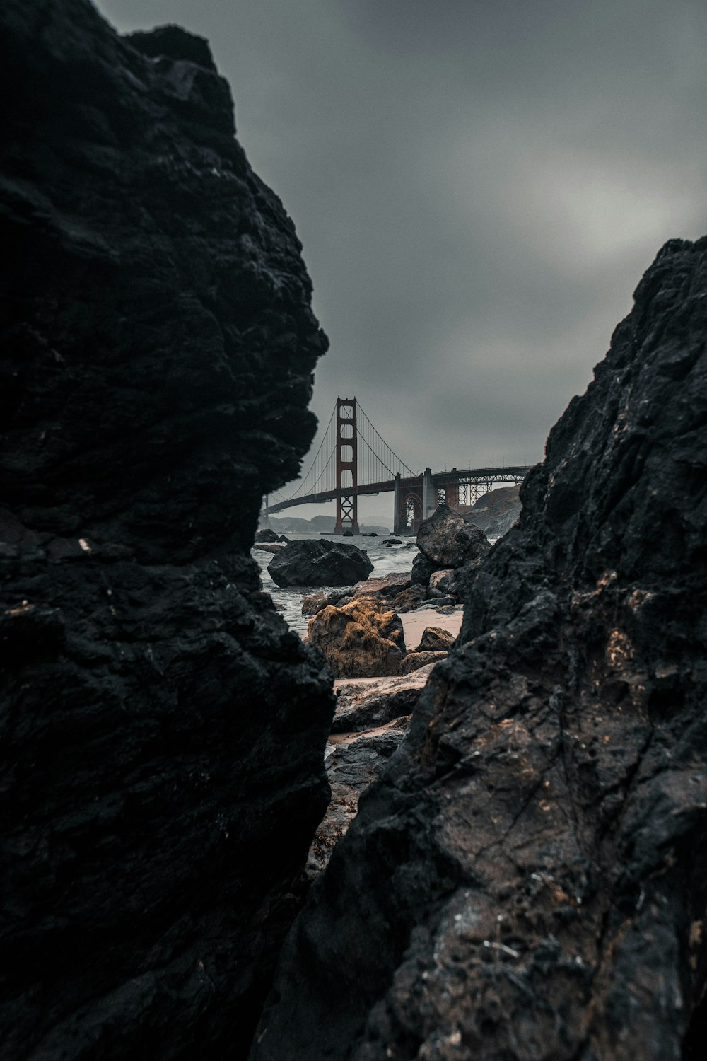 Puente gris cerca del cuerpo de agua