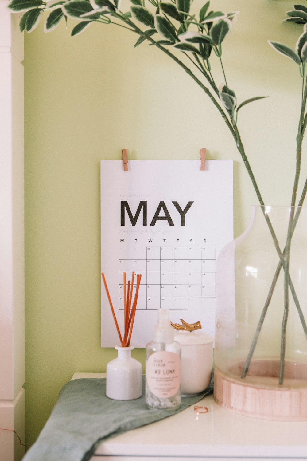 calendario de mayo blanco