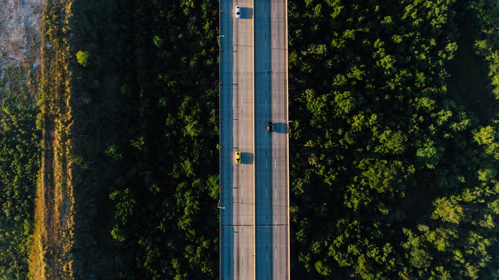 Photographie aérienne d’un véhicule circulant sur le pont pendant la journée