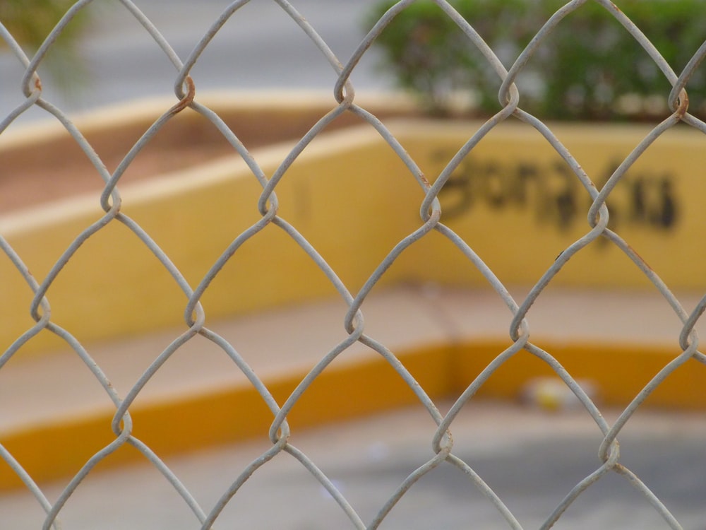 recinzione a maglie di catena grigia