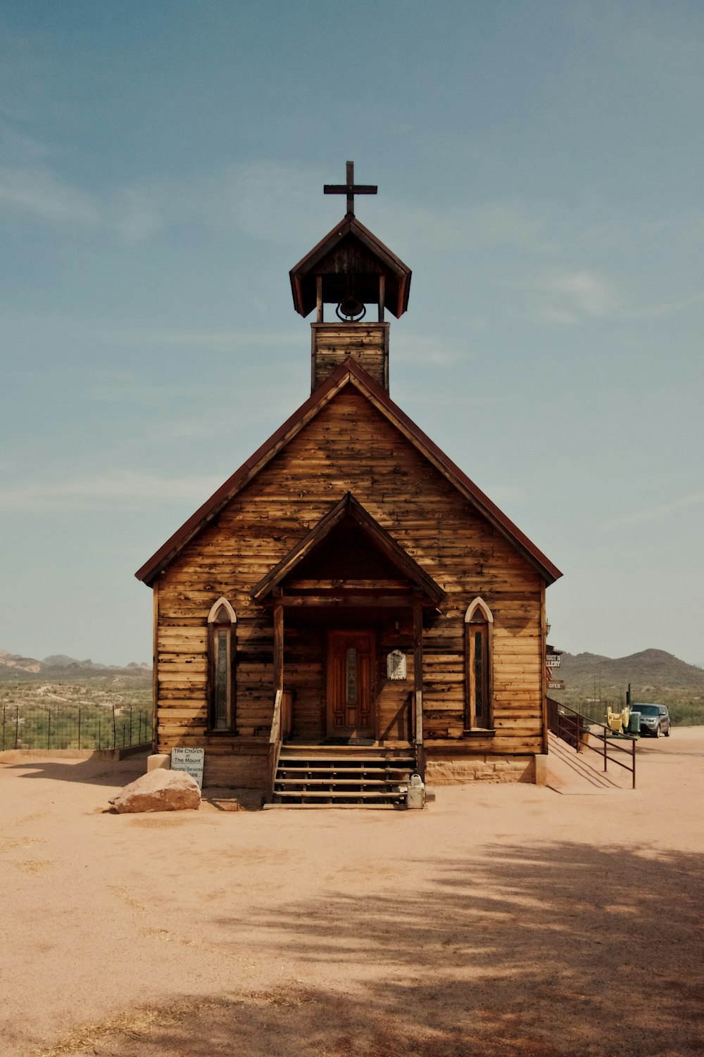 cathédrale en bois marron