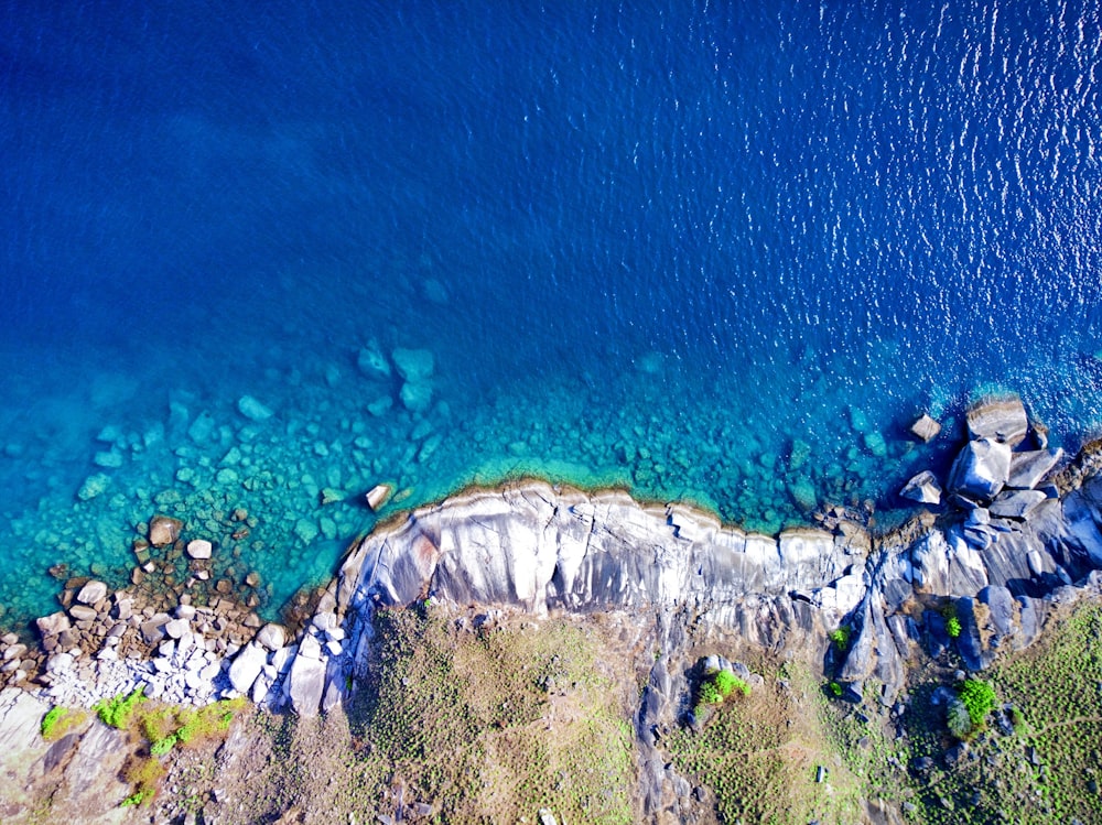 fotografia aérea de Seashore durante o dia