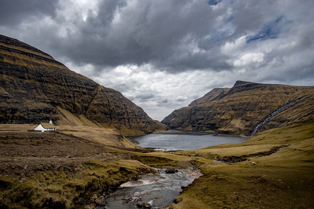 Paisaje verde de montaña y océano