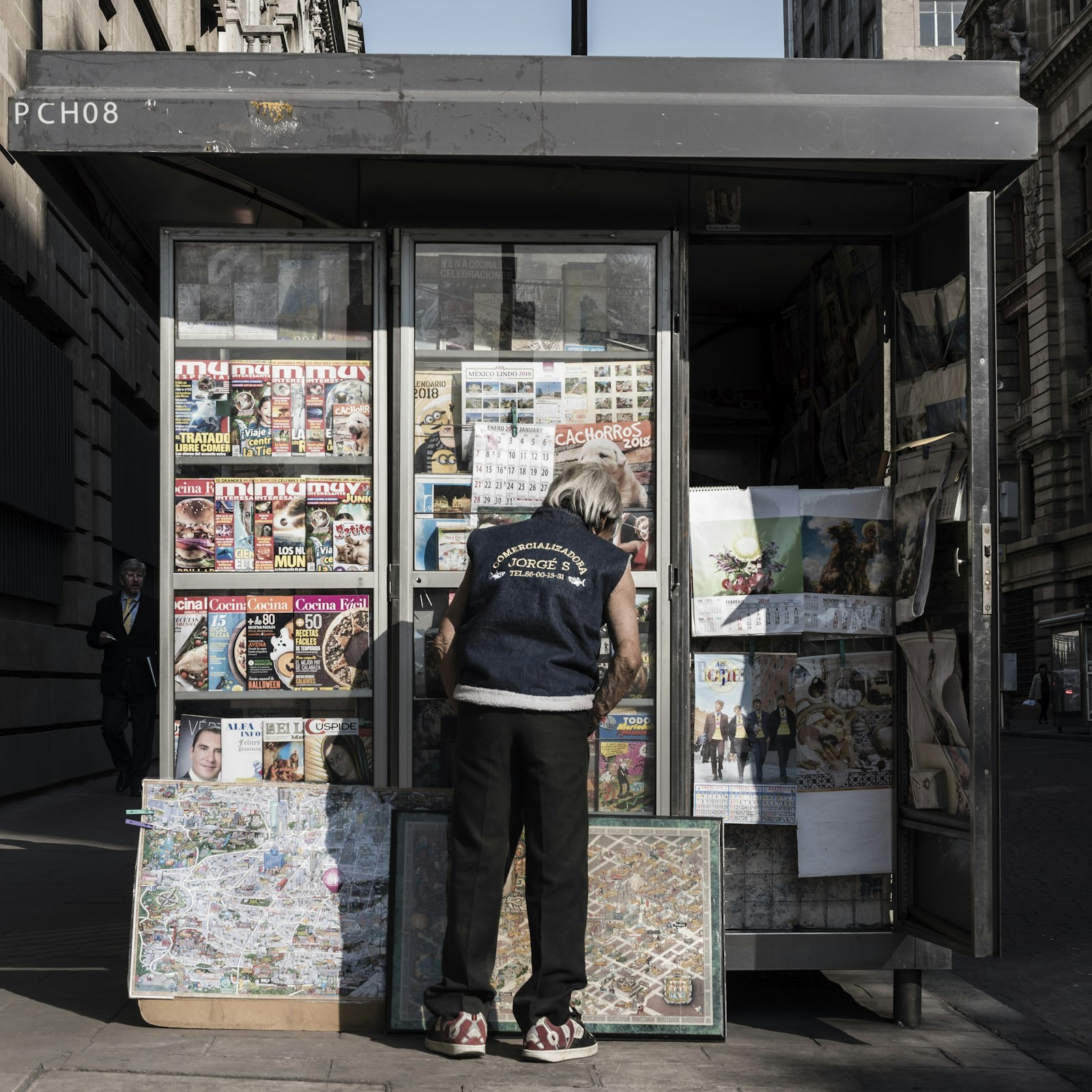 Nikon D750 + Sigma 50mm F1.4 DG HSM Art sample photo. Woman outside booth photography