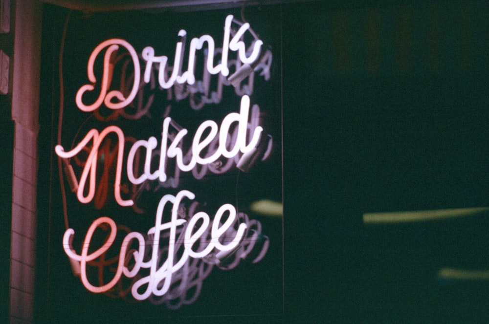 Bevi il caffè nudo con insegne luminose al neon