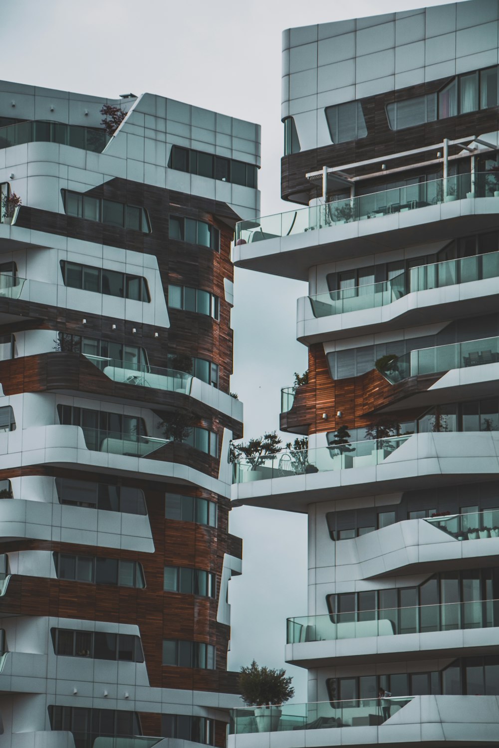 Edificio de gran altura blanco