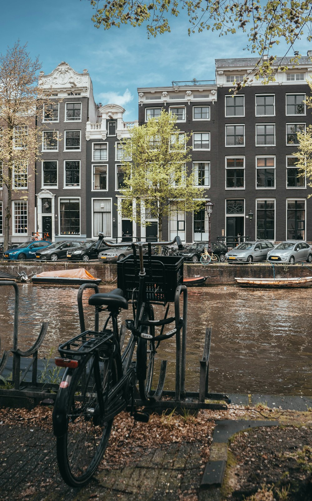 bici retrò nera parcheggiata sulla riva del fiume