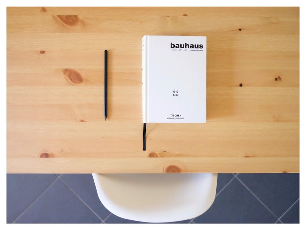 Caja blanca de la Bauhaus sobre la mesa