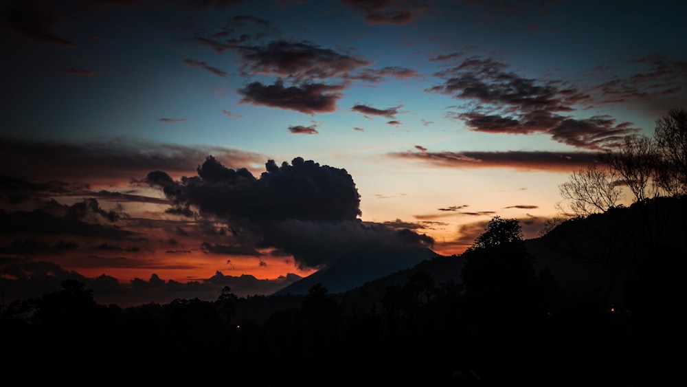 Nuages pendant l’heure dorée