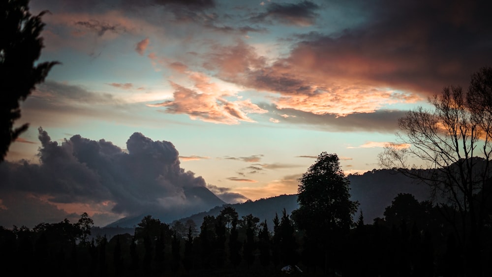 silhouette de montagnes au coucher du soleil