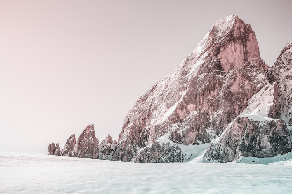 Montaña cubierta de nieve