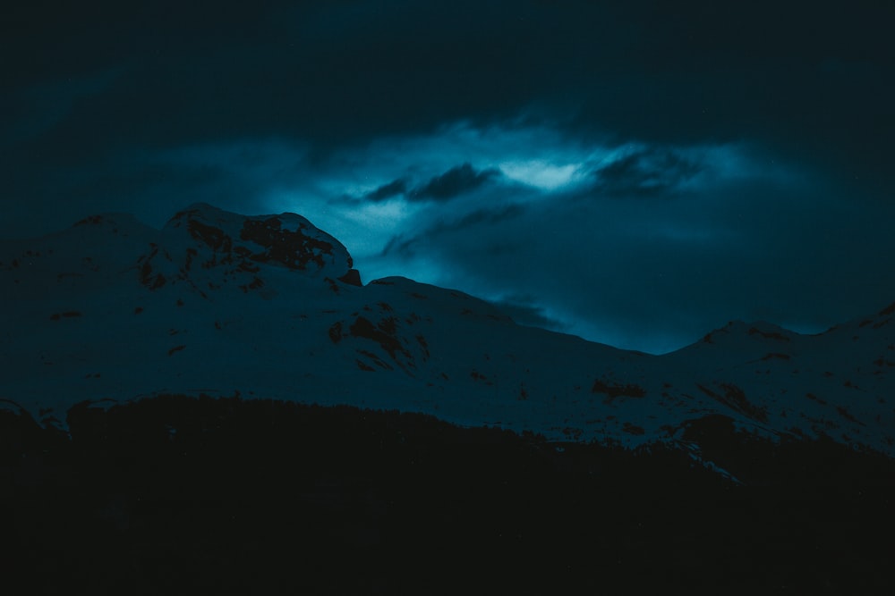 Montañas cubiertas de nieve