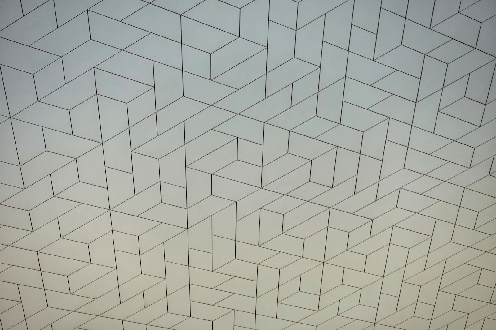 Geometrische Mustertapete in gedeckten Tönen, exakt auf Stoß verlegt