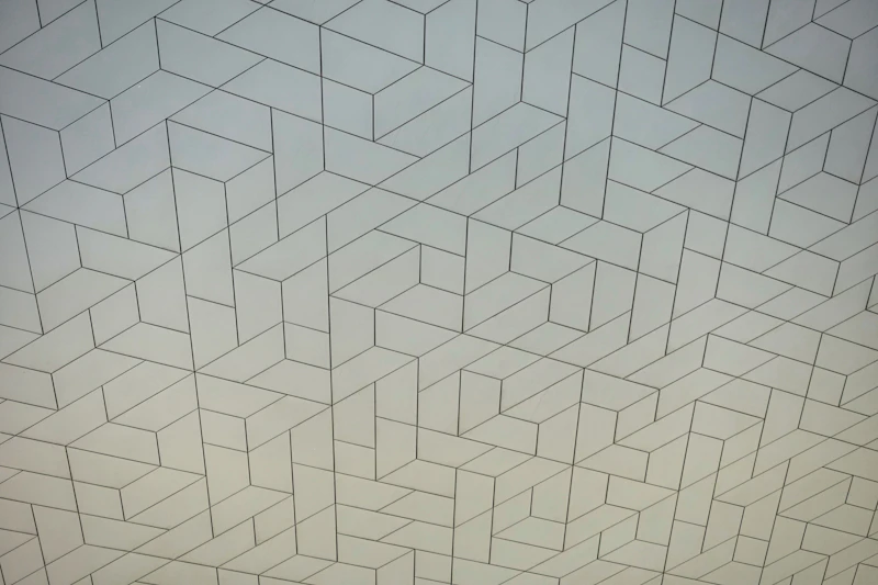 Geometrische Mustertapete in gedeckten Tönen, exakt auf Stoß verlegt