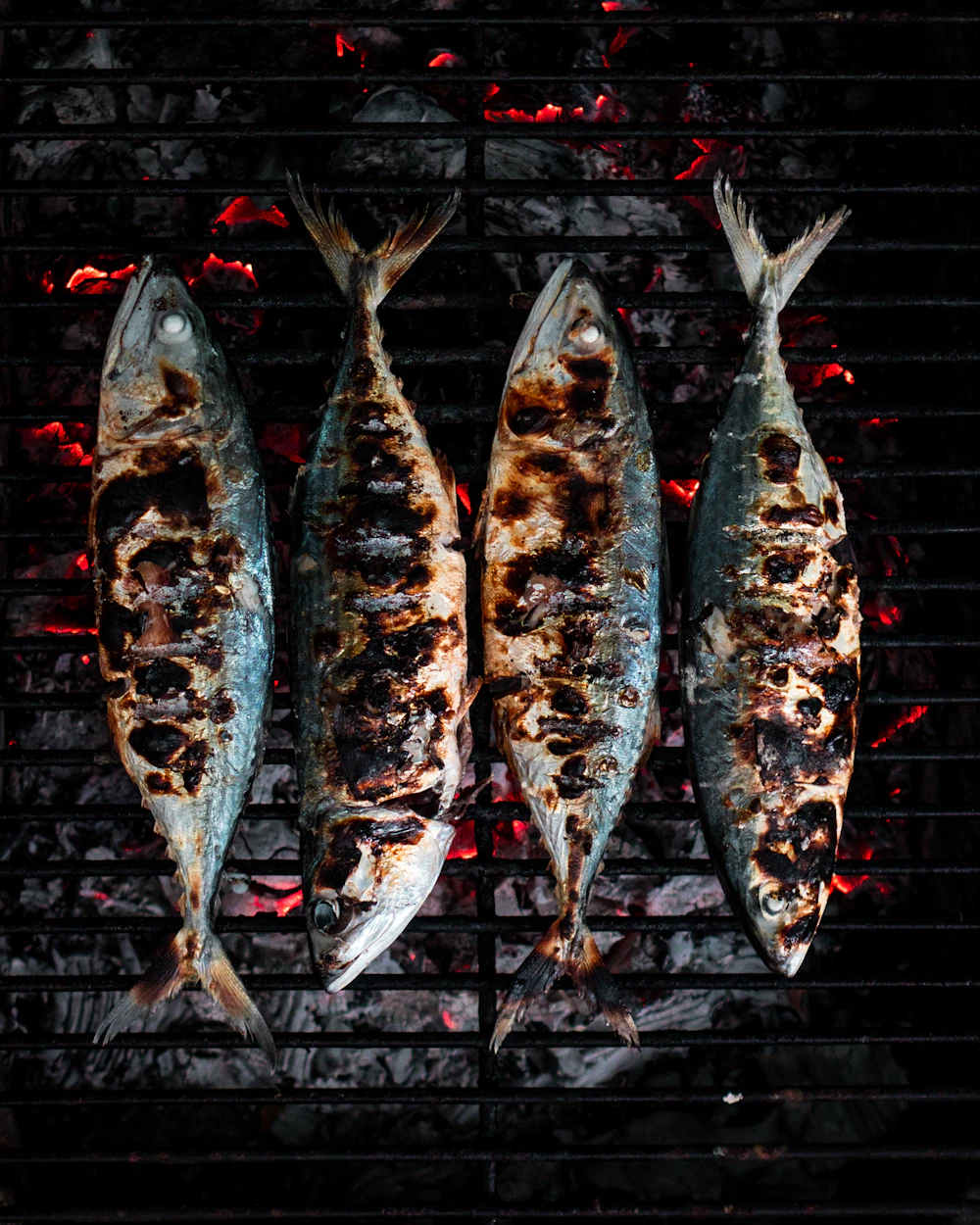 Poisson braisé sur des braises de charbon