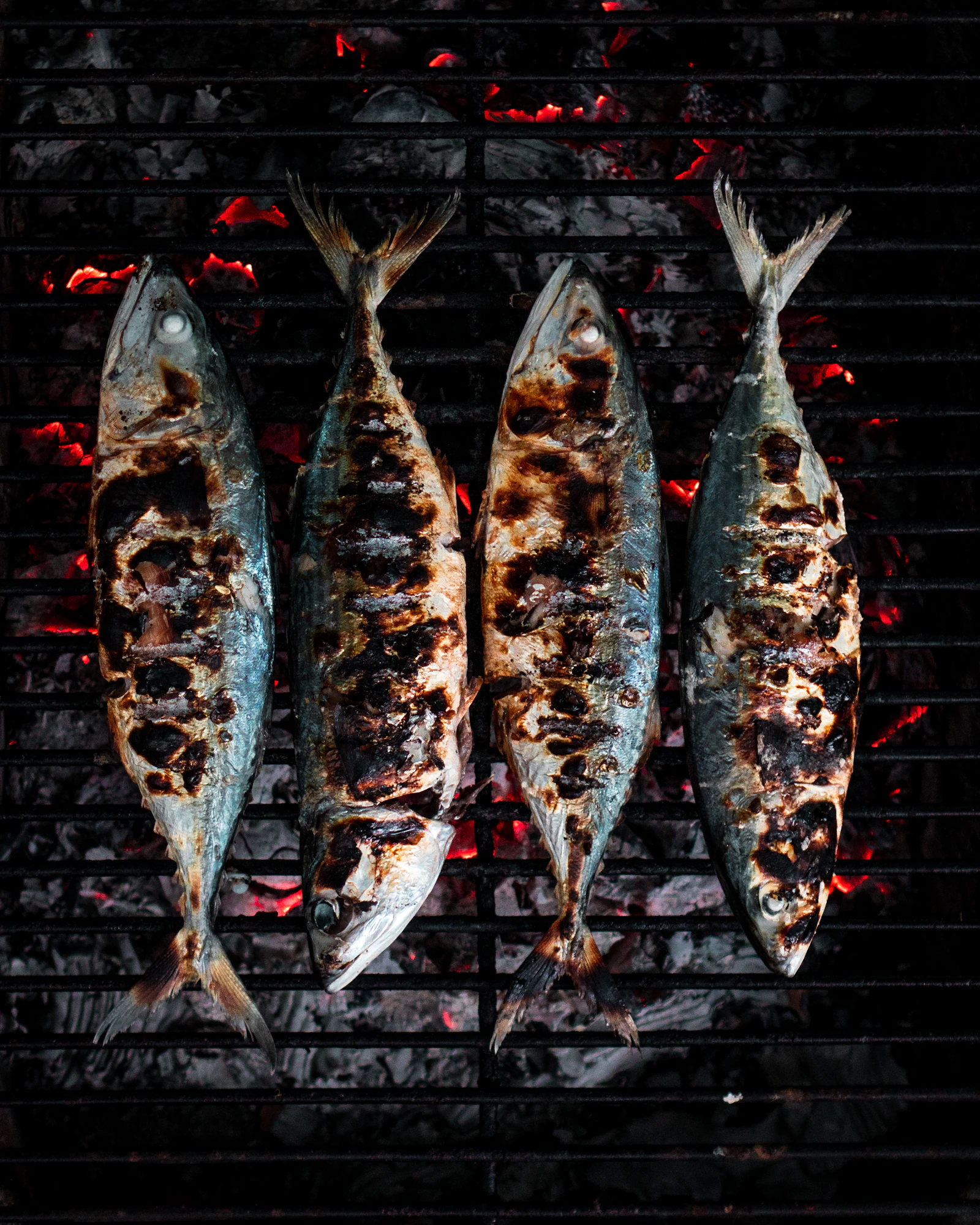 Pescado fresco dorándose a la brasa