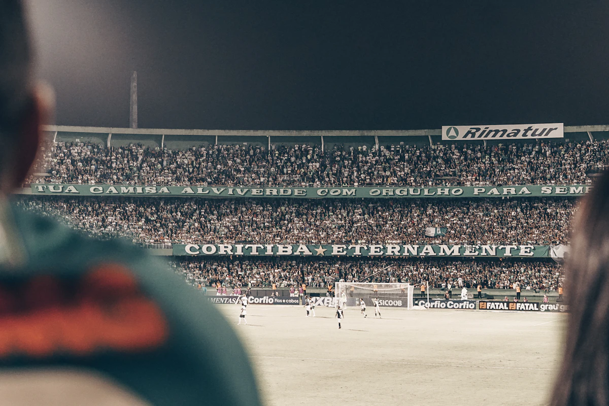 Partida de futebol em um estádio da copa do mundo