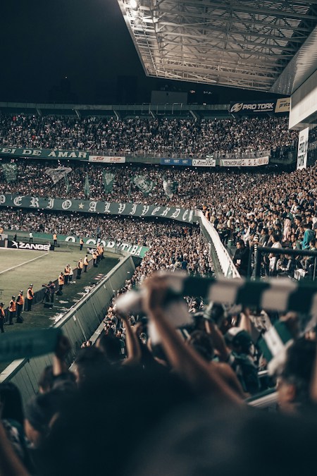 Tribunes pleines sous les projecteurs d’un stade de football en soirée (photo d’illustration)