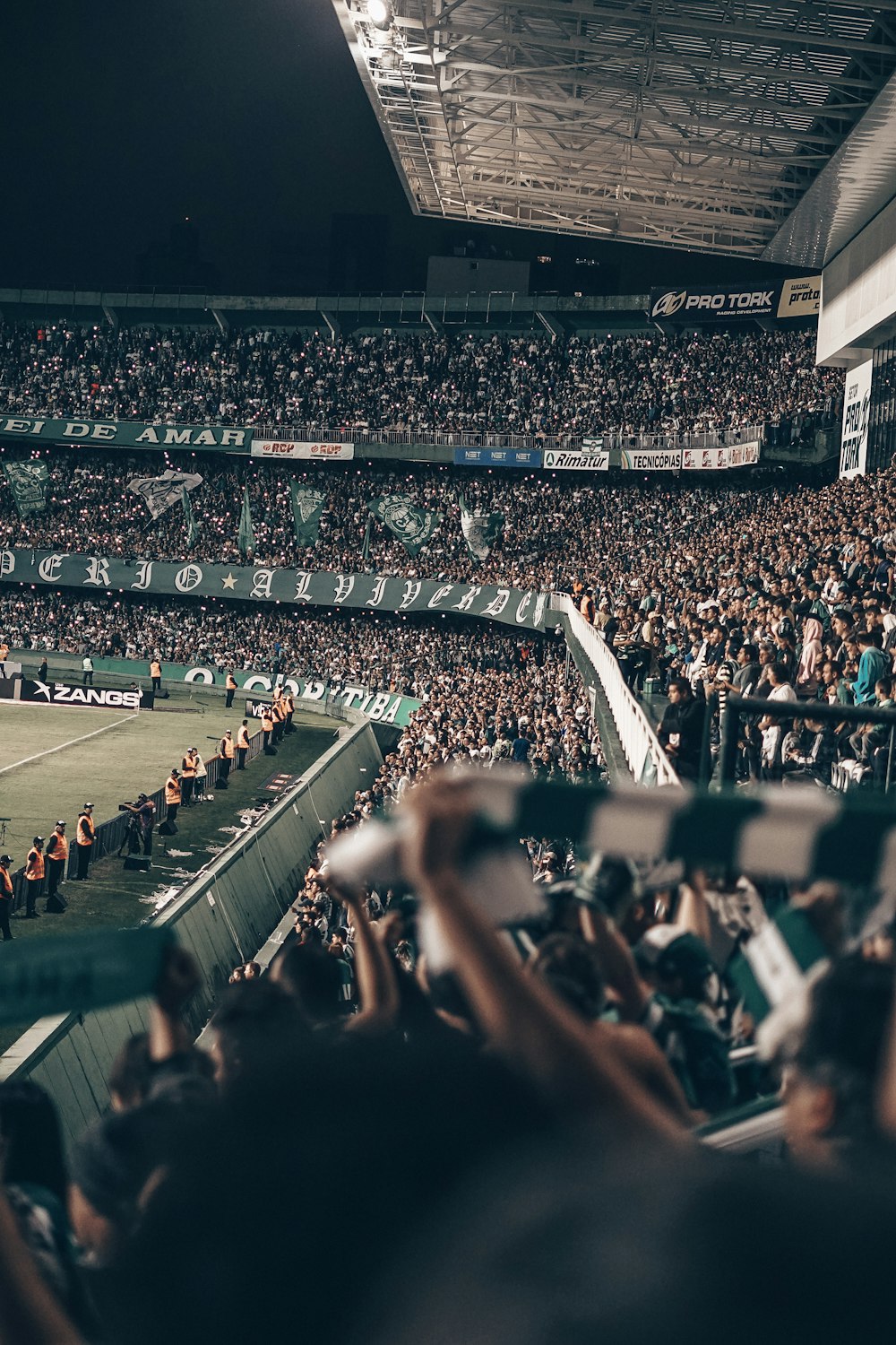 Gente en el estadio por la noche