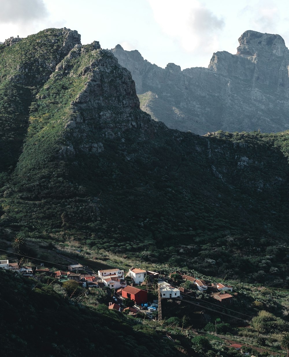 Casas perto de montanhas