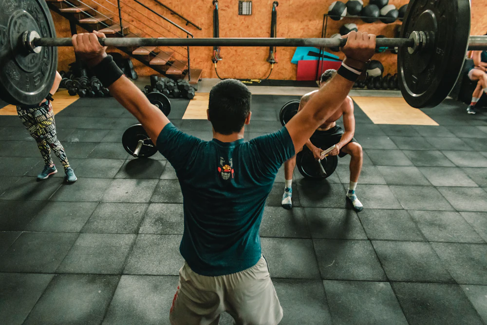 Aluno treinando musculação na FORZA Academia