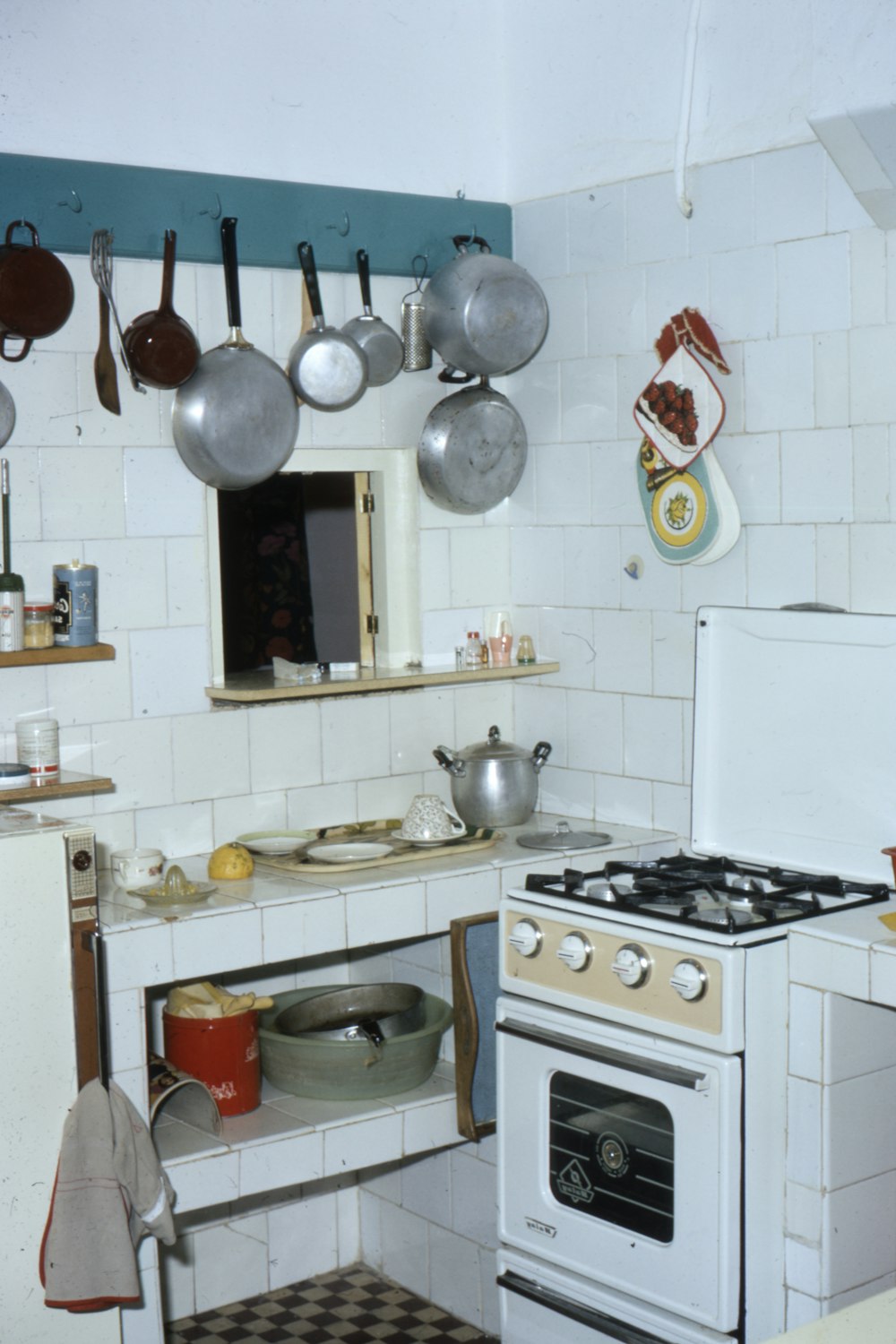 Cuisinière à induction blanche et noire