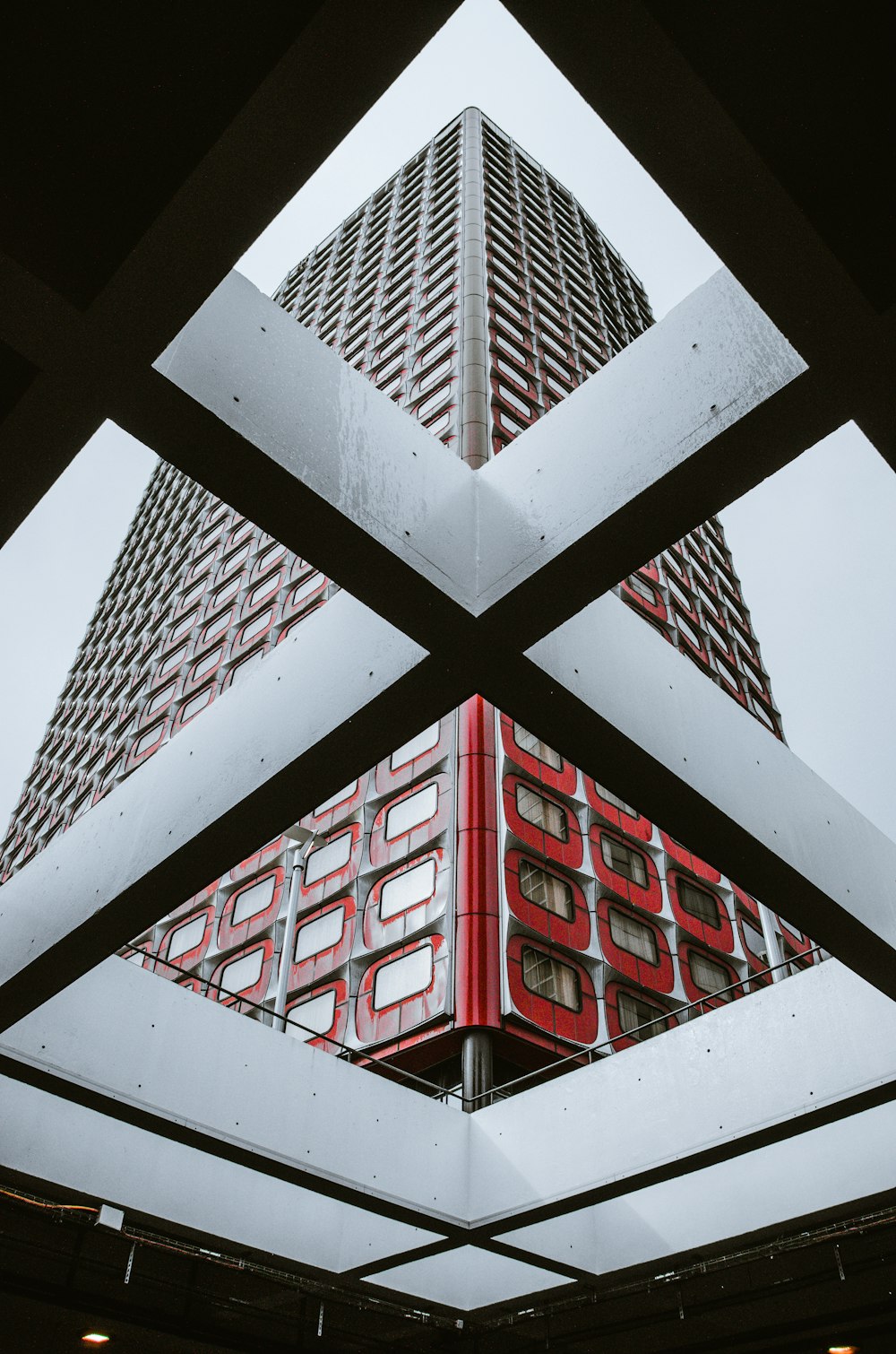 Fotografía de ángulo bajo de un edificio
