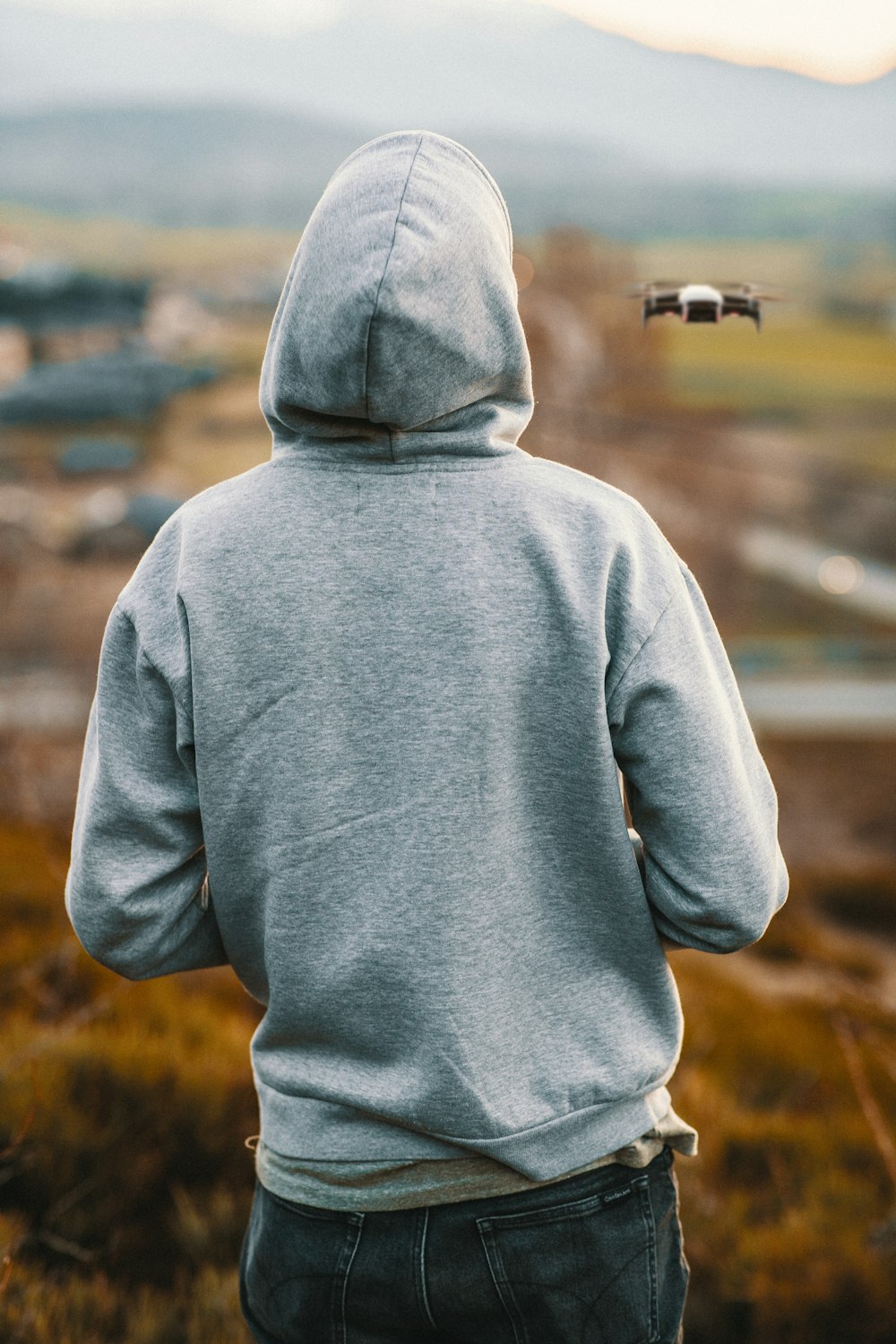 man wearing grey pullover hoodie