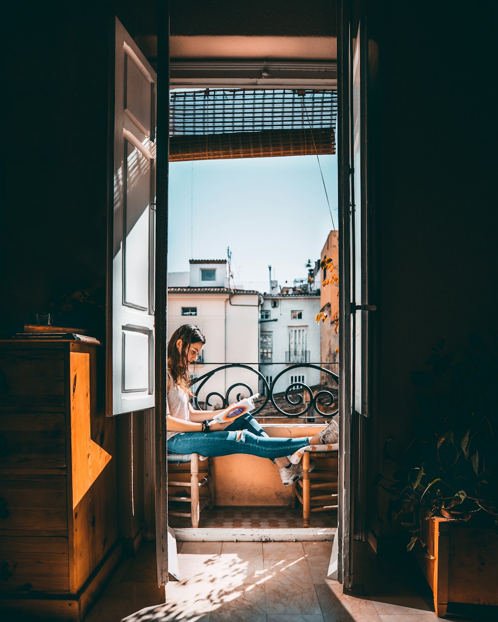 woman sitting and reading book