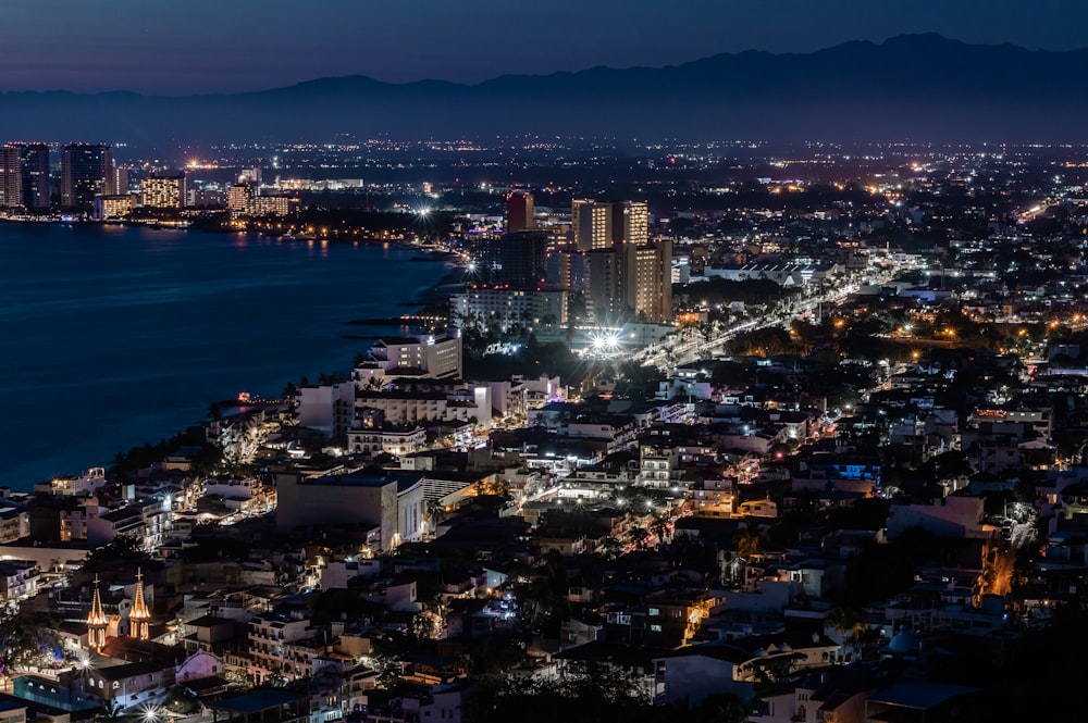 夜間の街のハイアングル撮影