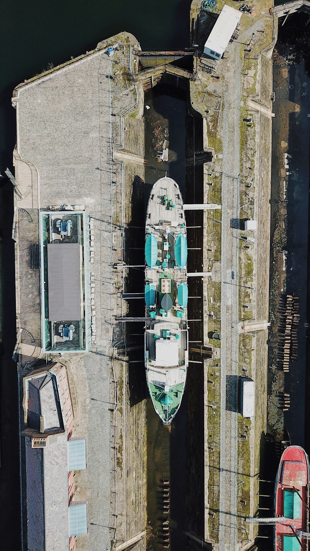 Fotografía aérea de un buque en reparación