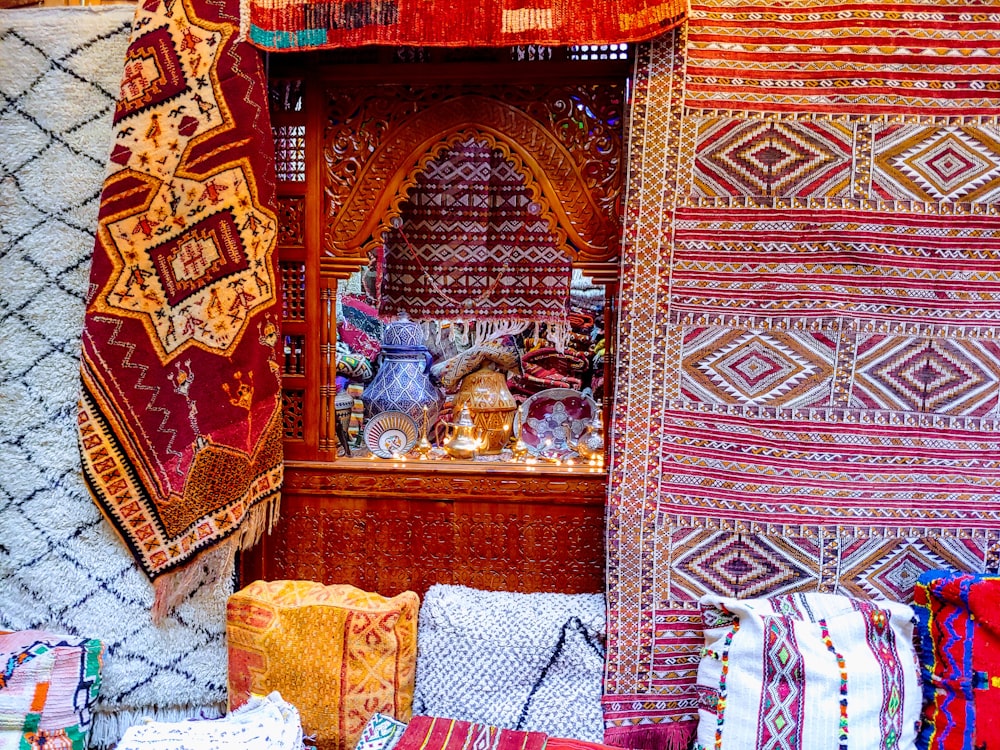 Ein Raum mit vielen verschiedenfarbigen Teppichen