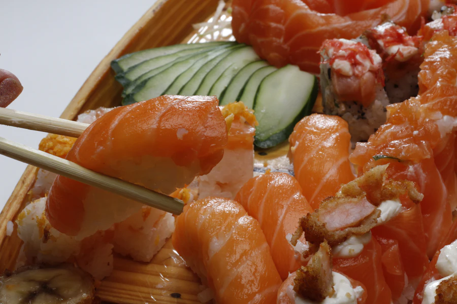 Sushi de salmón con palillos