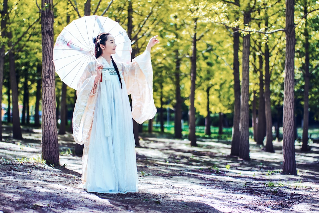 woman in white and blue Japanese traditional dress