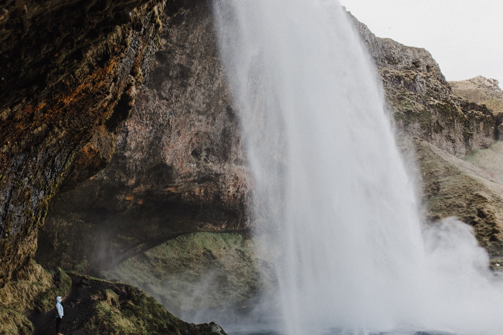 waterfall on focus photography