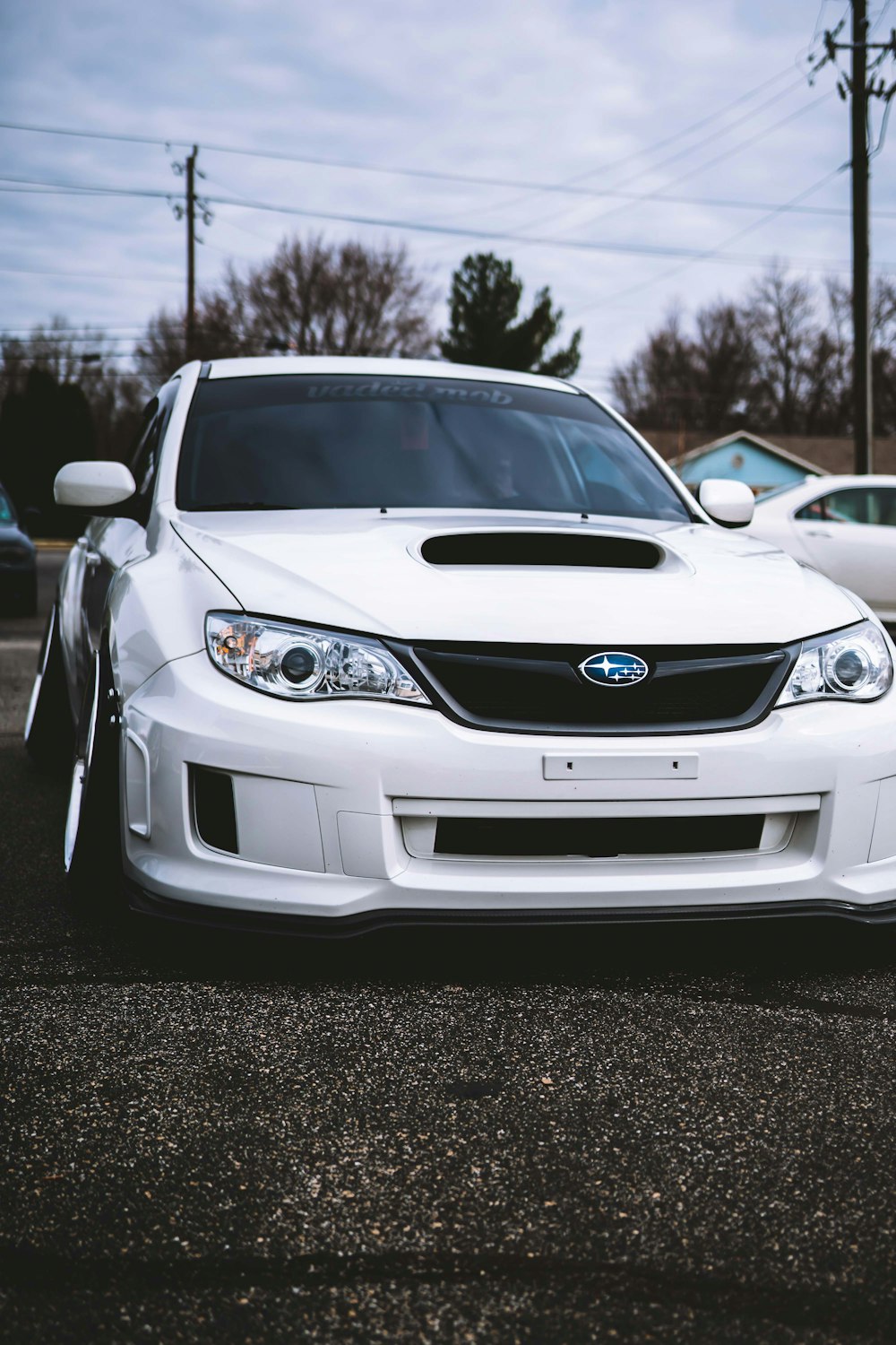 foto de enfoque superficial de un coche Subaru blanco