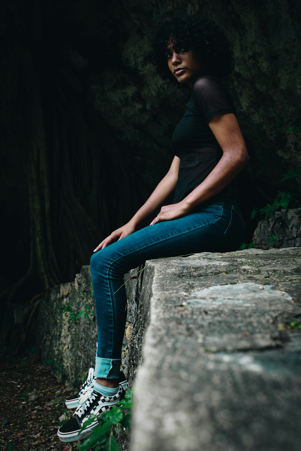 woman siting on focus photography