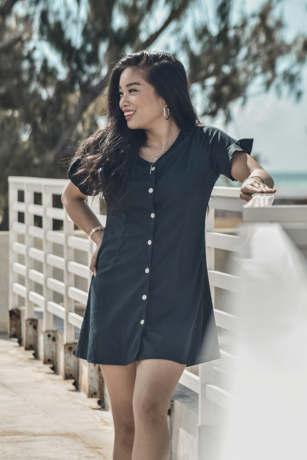 vestido preto das mulheres button-up