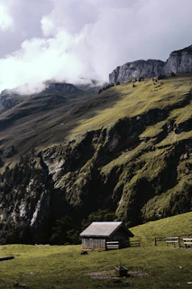 landscape photo of cabin near mountain during daytime