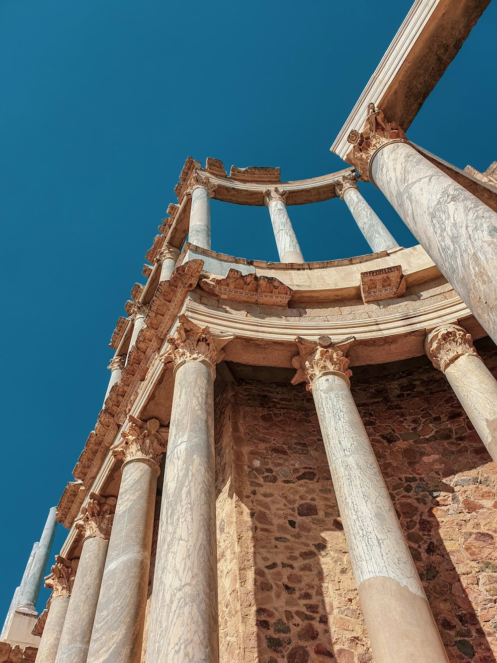 bâtiment en béton brun pendant la journée