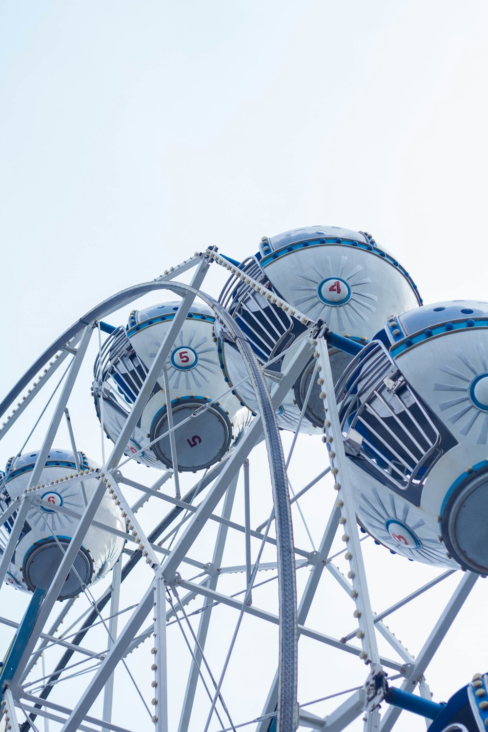 white and blue Star Wars R2-D2 Ferris wheel