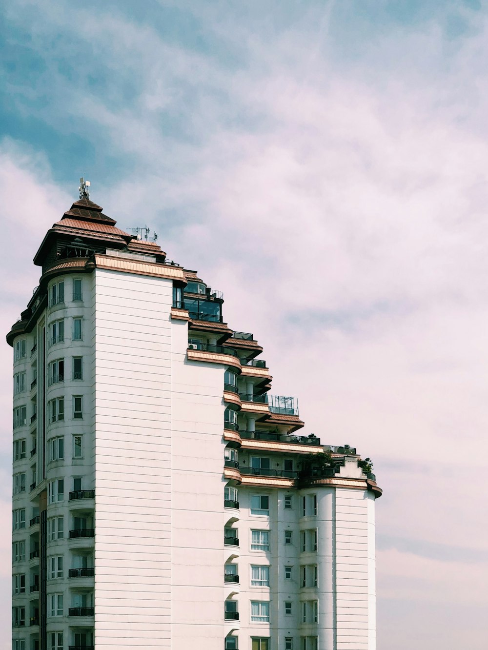 edificio in cemento bianco sotto il cielo nuvoloso