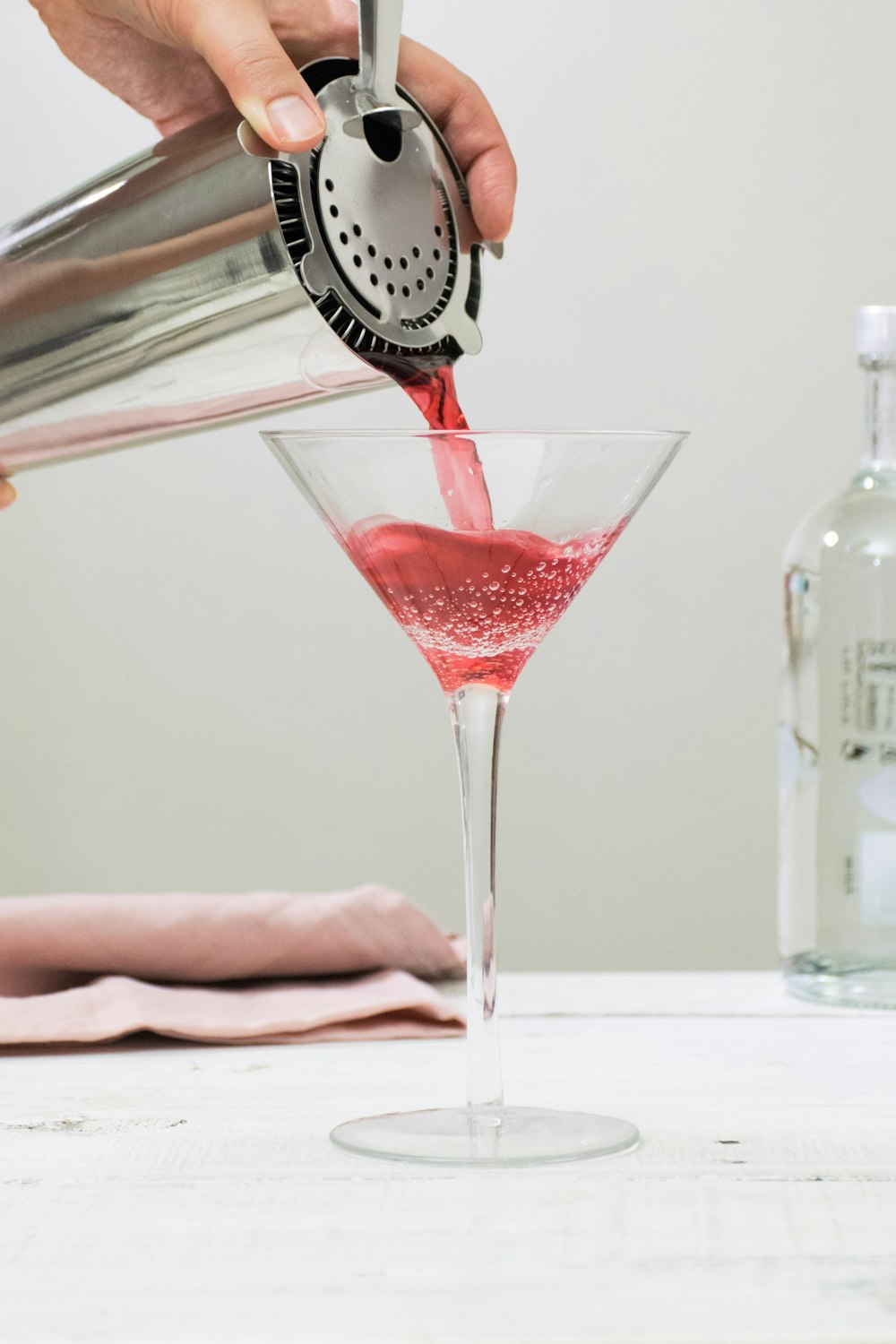 와인 클로즈업 사진과 투명 유리 와인 컵