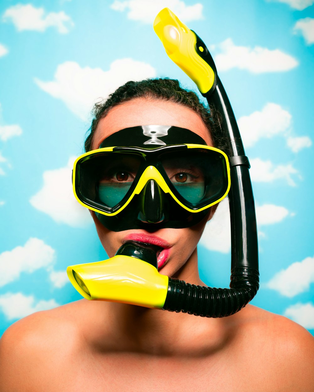 mulher vestindo preto e branco equipamento de mergulho