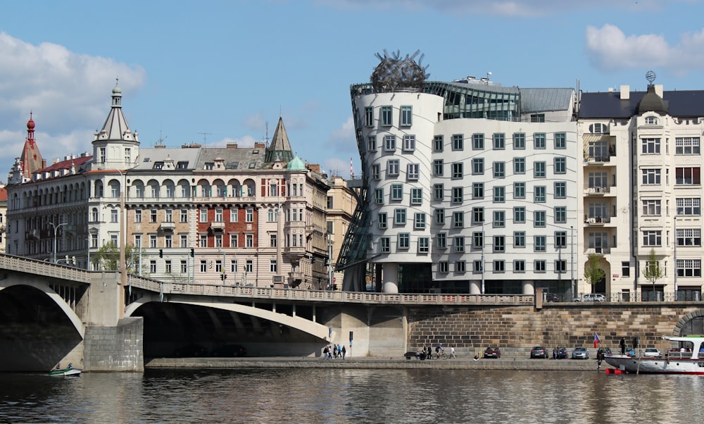 edificio in cemento bianco accanto allo specchio d'acqua