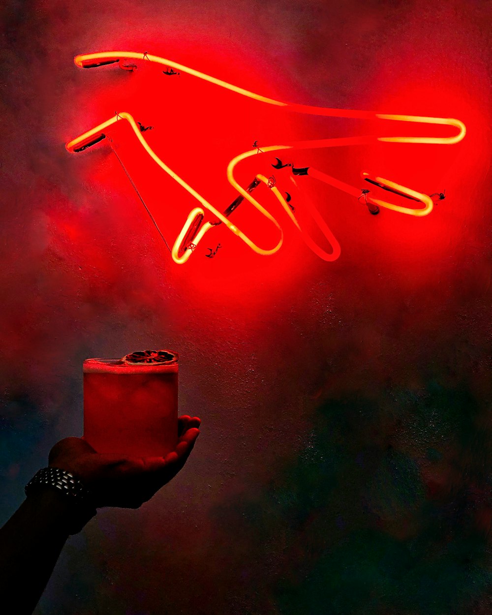 赤い手のネオンサイン