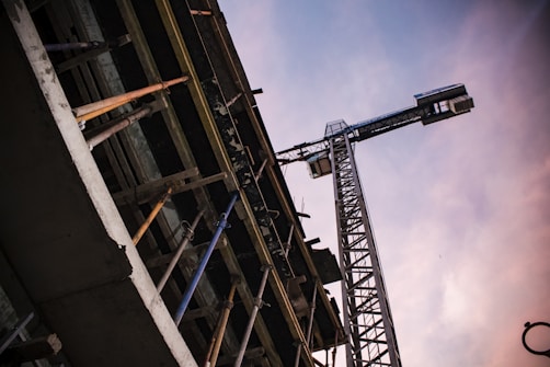 grey tower crane beside building