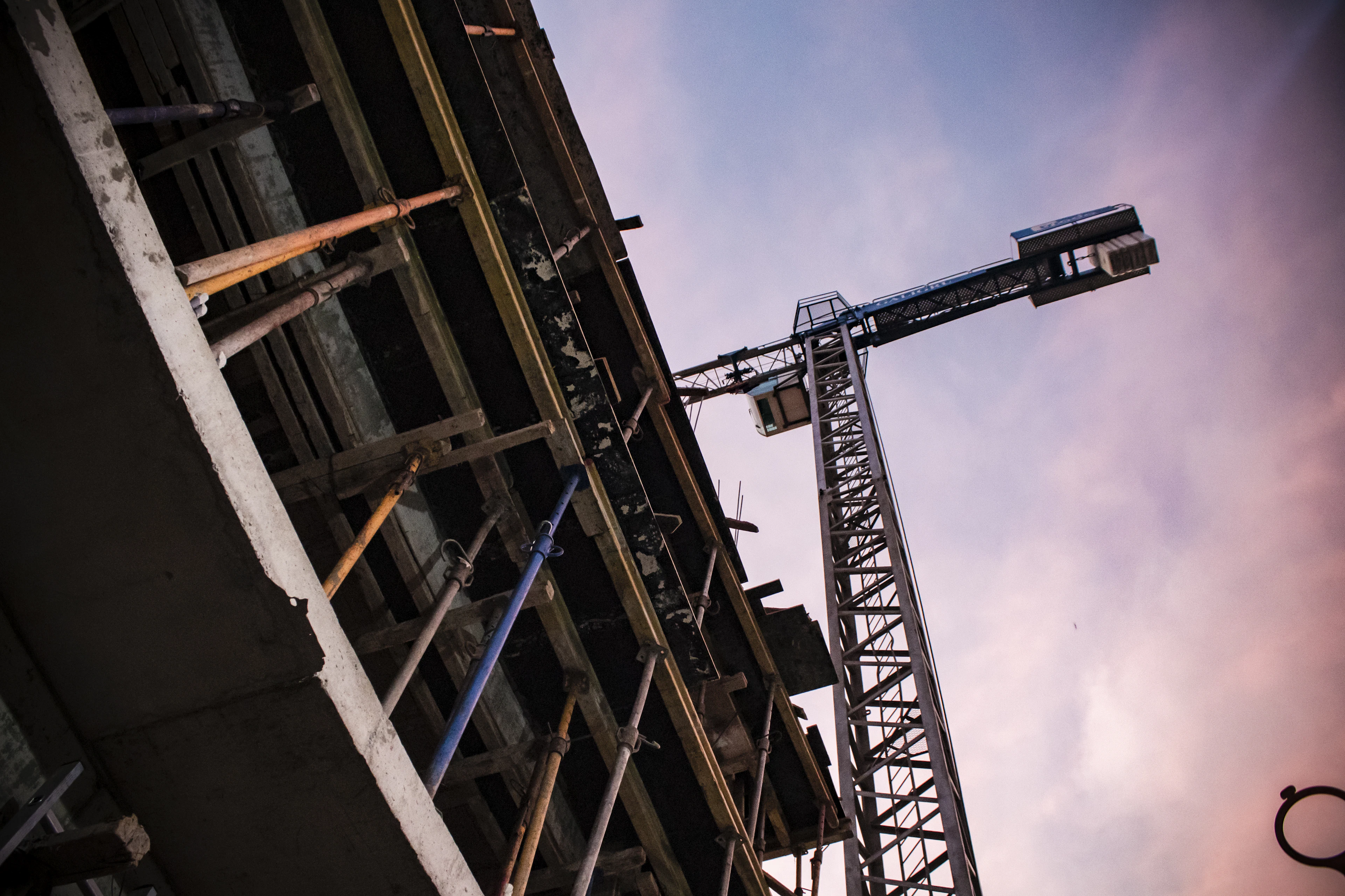 Grue à tour vue en contre-plongée au crépuscule
